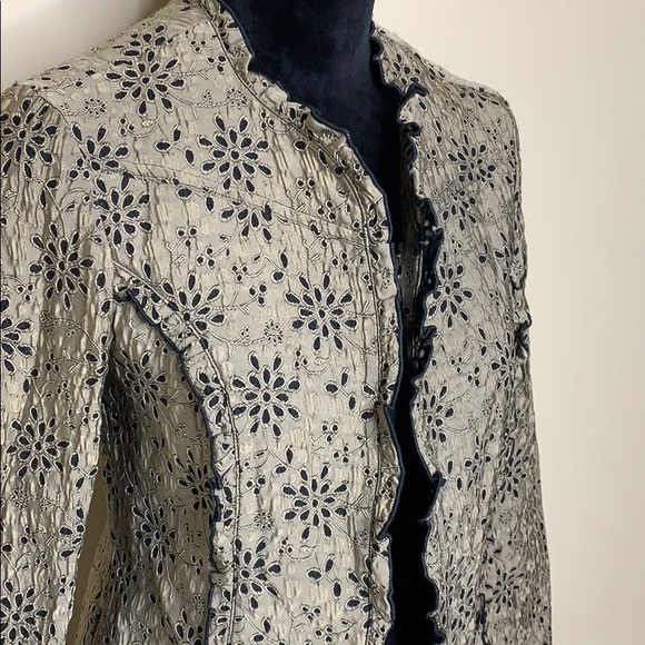 CHICOS short fitted laxer cut blazer - Picture 4 of 6